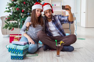 Genç çift Noel 'de selfie çekiyor.