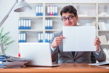 Ofisteki işadamı elinde boş bir mesaj panosu tutuyor.