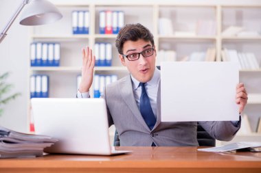 Ofisteki işadamı elinde boş bir mesaj panosu tutuyor.