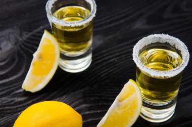 Limonlu ve tuzlu bardakta servis edilen tekila içeceği.