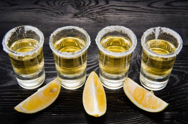 Limonlu ve tuzlu bardakta servis edilen tekila içeceği.