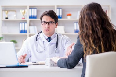 Sağlık sigortası dolandırıcılığı konseptinde genç doktor