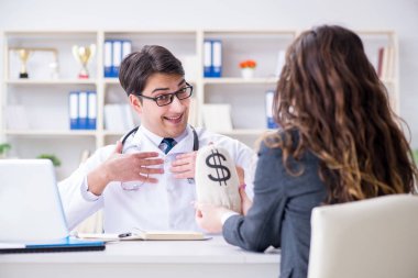 Sağlık sigortası dolandırıcılığı konseptinde genç doktor