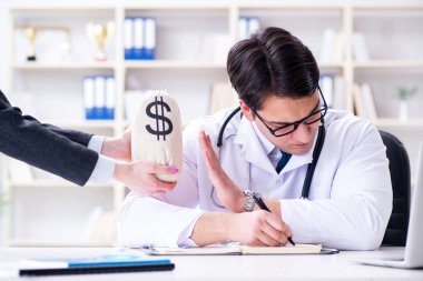Sağlık sigortası dolandırıcılığı konseptinde genç doktor
