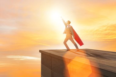 İş adamı süper kahraman kariyer merdiveni konseptinde başarılı