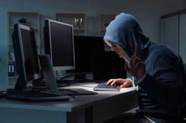 Geceleri bilgisayar korsanlığı
