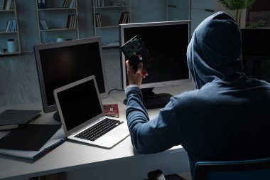 Geceleri bilgisayar korsanlığı