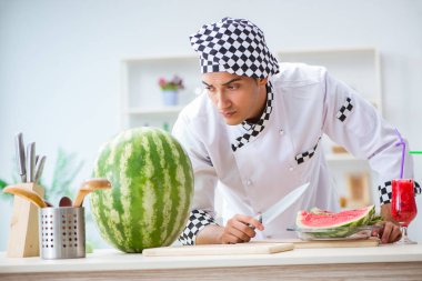 Mutfakta karpuzlu bir erkek aşçı.