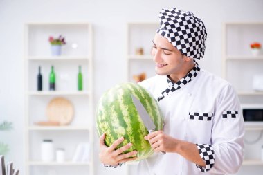 Mutfakta karpuzlu bir erkek aşçı.