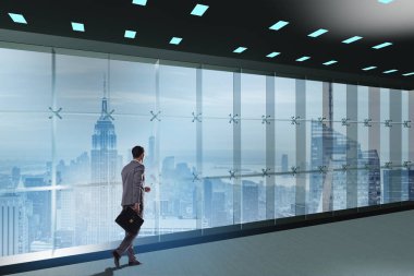 Ofis penceresinin önündeki işadamı yeni zorluklar düşünüyor