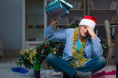 Adam Noel 'i evde yalnız kutluyor.