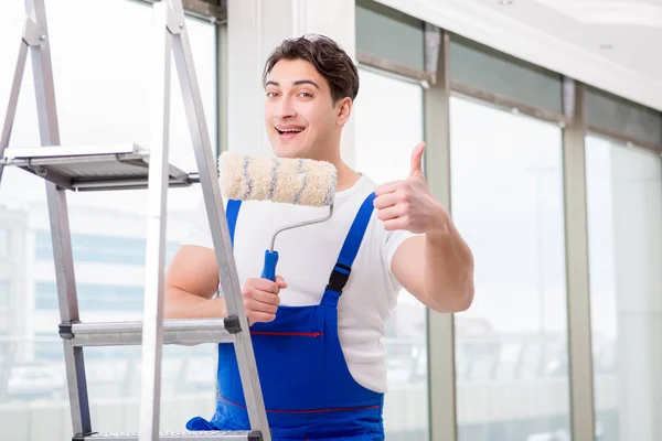 Reparador de pintor trabalhando no canteiro de obras — Fotografia de Stock