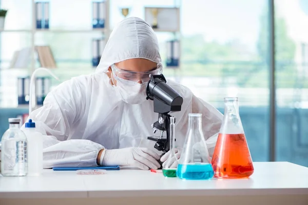 Químico a trabalhar no laboratório — Fotografia de Stock