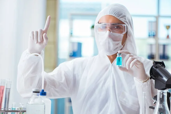 Химик, работающий в лаборатории с опасными химикатами — стоковое фото