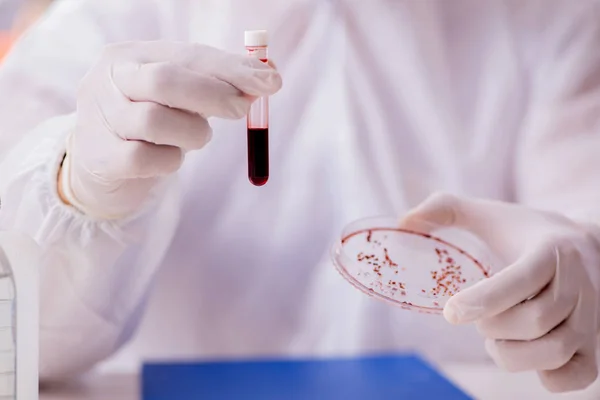 Químico que trabaja en el laboratorio con productos químicos peligrosos — Foto de Stock