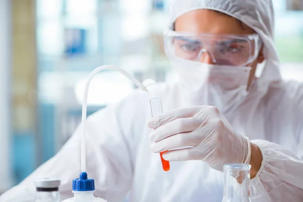 Kemist som arbetar i laboratorium med farliga kemikalier — Stockfoto