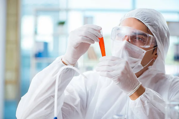 Chemik pracujący w laboratorium z niebezpiecznymi chemikaliami — Zdjęcie stockowe