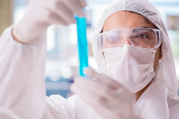 Químico que trabaja en el laboratorio con productos químicos peligrosos —  Fotos de Stock