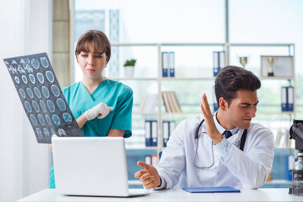 Два врача обсуждают рентгеновский снимок в больнице