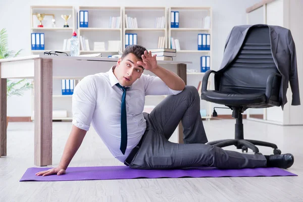 Fáradt üzletember ül a földön. — Stock Fotó