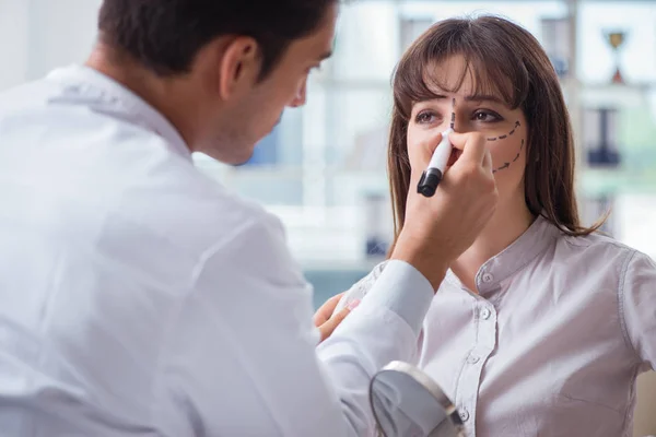 Cirujano plástico preparándose para la operación en cara mujer — Foto de Stock