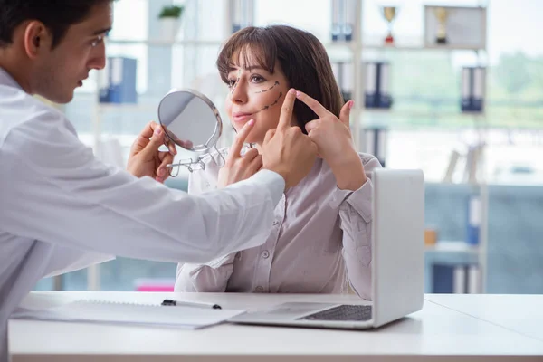 Cirujano plástico preparándose para la operación en cara mujer — Foto de Stock