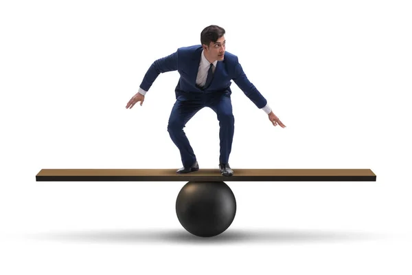 Empresario equilibrio en balanceo en concepto de incertidumbre — Foto de Stock