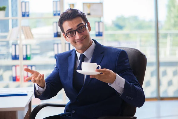 İş adamı tatilde ofiste kahve içiyor. — Stok fotoğraf