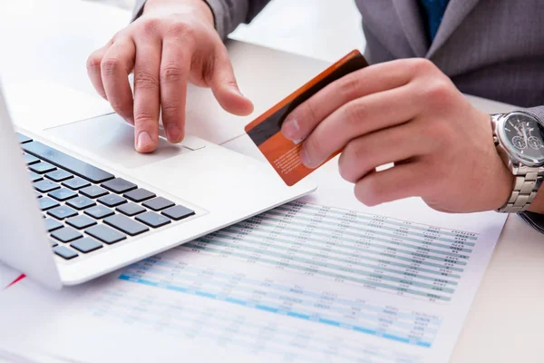Homme d'affaires faisant des achats en ligne avec carte de crédit — Photo