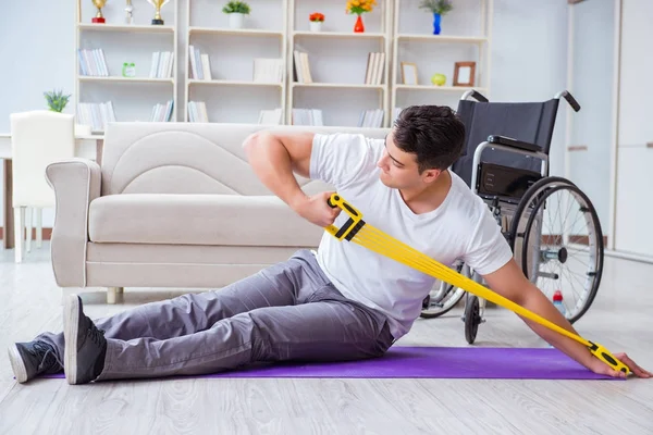 Gehandicapte man herstellende van letsel thuis — Stockfoto