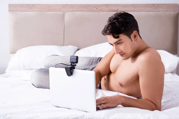 Junger sexy Mann in Online-Dating-Konzept — Stockfoto