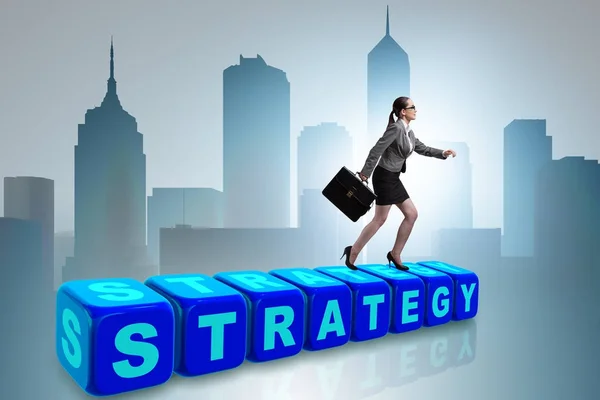 Empresaria en concepto de estrategia de negocio — Foto de Stock