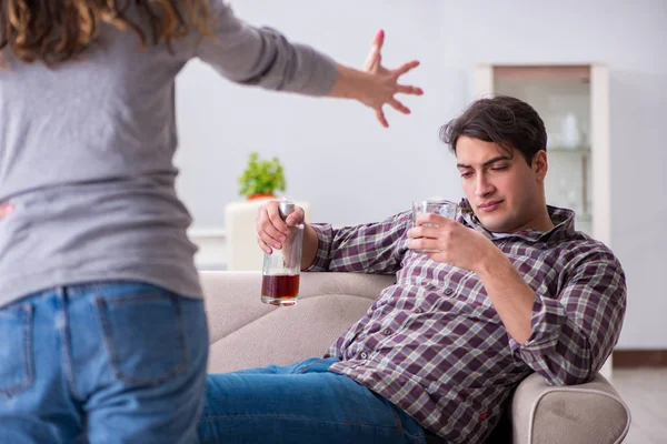 Problema de bebida marido borracho hombre en un concepto de familia joven — Foto de Stock