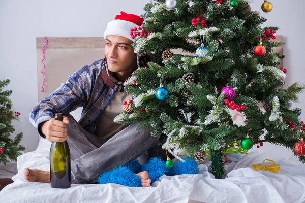 크리스마스 파티 이후 숙취에 시달리는 남자 — 스톡 사진