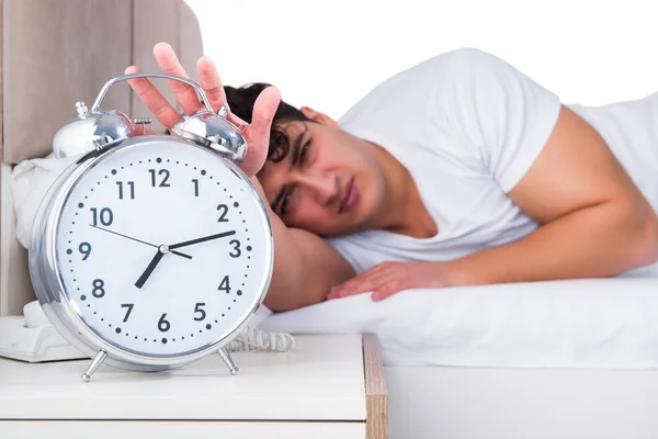 Mannen i sängen lider av sömnlöshet — Stockfoto