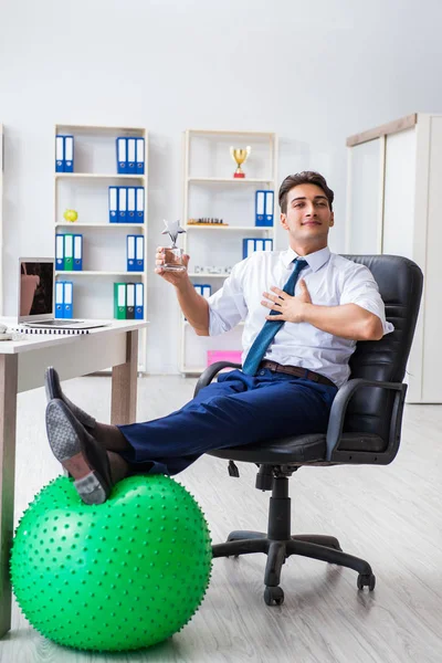 職場でスポーツをする若いビジネスマン — ストック写真