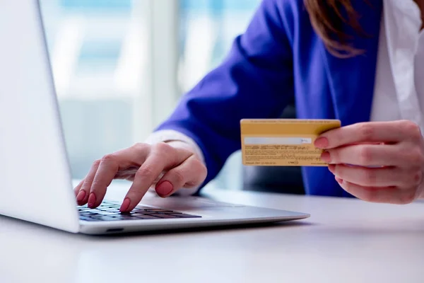 Žena nakupující online s kreditní plastovou kartou — Stock fotografie