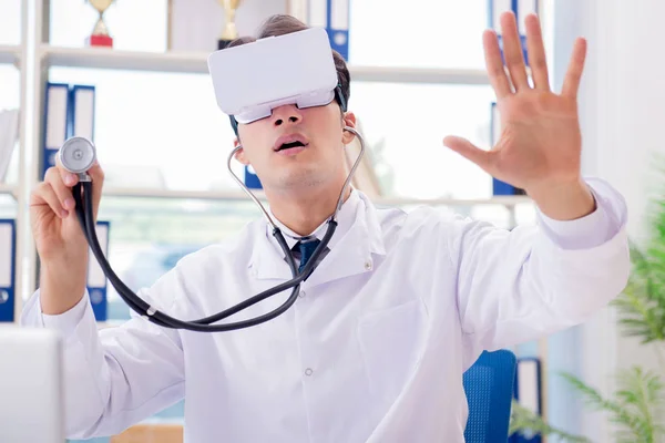 Arzt arbeitet mit Virtual-VR-Brille — Stockfoto