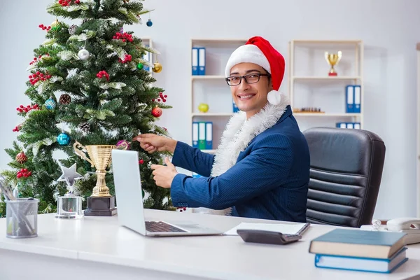 Zakenman viert kerstvakantie op kantoor — Stockfoto