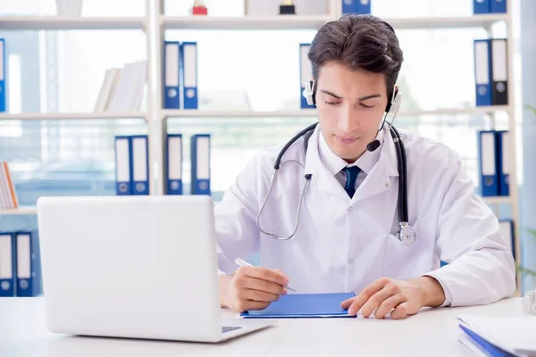 Junger männlicher Arzt im Telemedizin-Konzept — Stockfoto