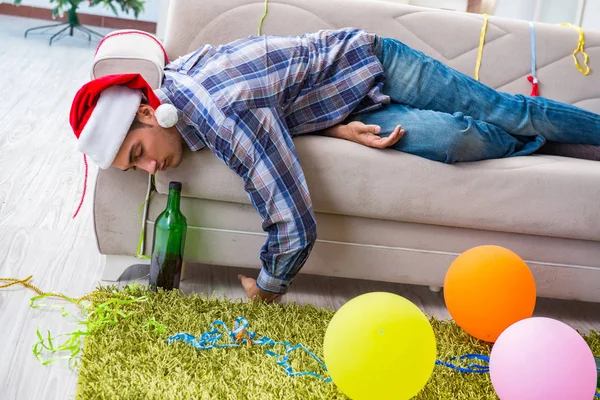 Homem de ressaca após a festa de Natal — Fotografia de Stock