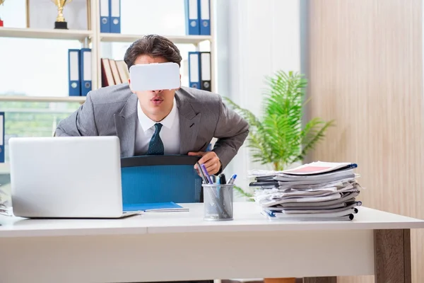 Obchodník s brýlemi virtuální reality VR v kanceláři — Stock fotografie