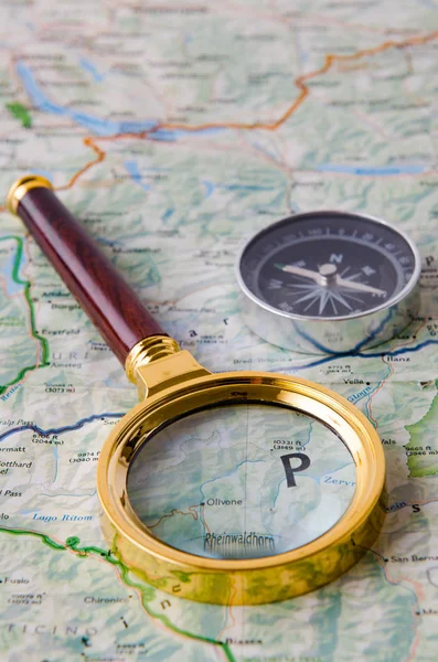 Cestovní koncept s kompasem a mapou — Stock fotografie