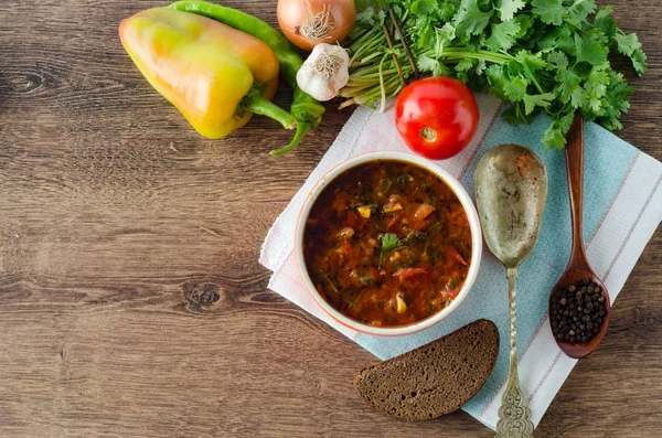 Skål med traditionell soppa Borscht på bordet — Stockfoto