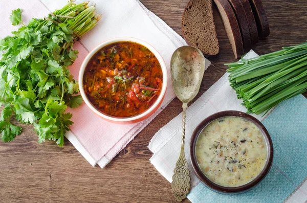 テーブルの上で提供されるボルシュとキノコのスープ — ストック写真