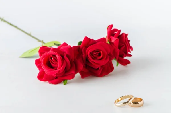 Conceito de casamento com anéis e rosas — Fotografia de Stock