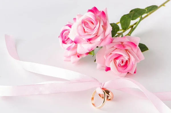 Conceito de casamento com anéis e rosas — Fotografia de Stock