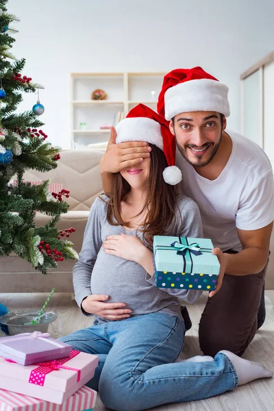 クリスマスを祝う子供の赤ちゃんを期待している若い家族 — ストック写真