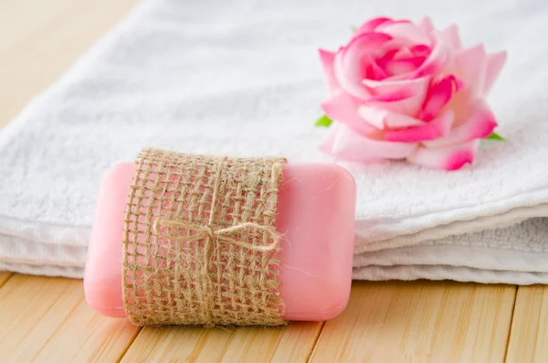 Koncepcja zdrowego stylu życia z aromatycznymi mydłami — Zdjęcie stockowe