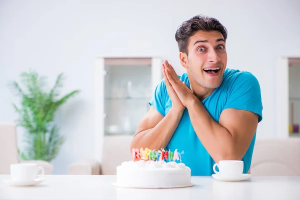 Jovem celebrando aniversário sozinho em casa — Fotografia de Stock